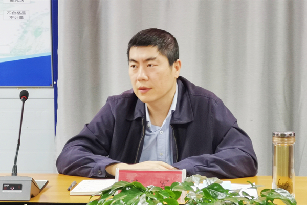 图：党员领导讲主题党课.jpg